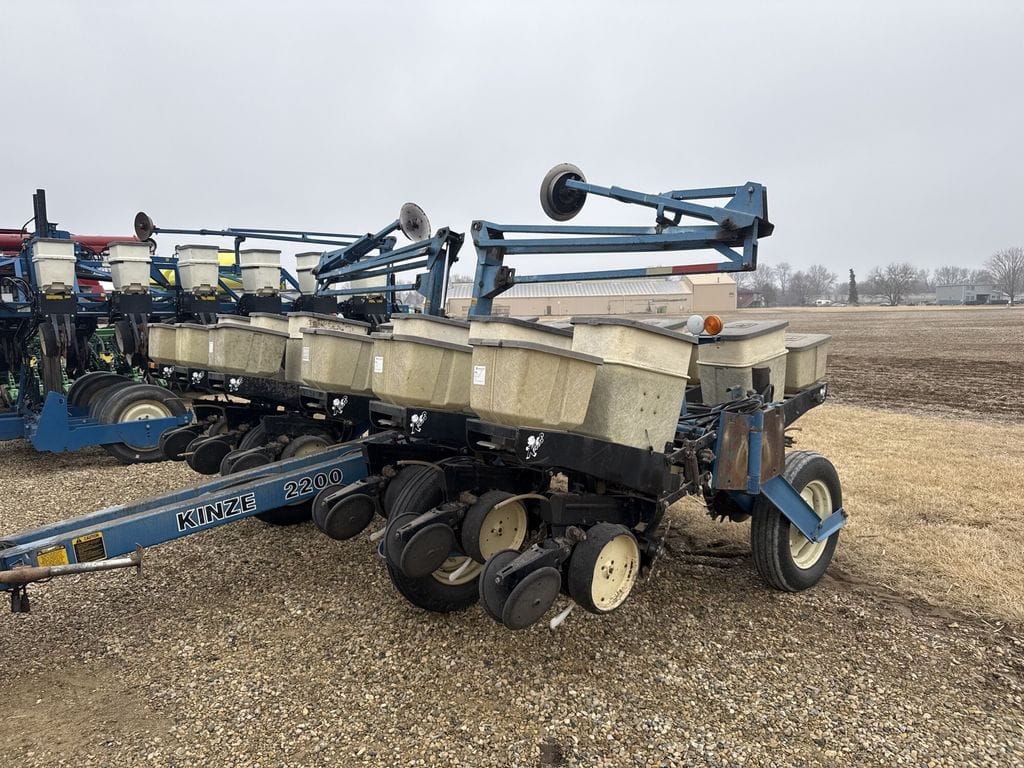 1992 Kinze 2200 Equipment Image0