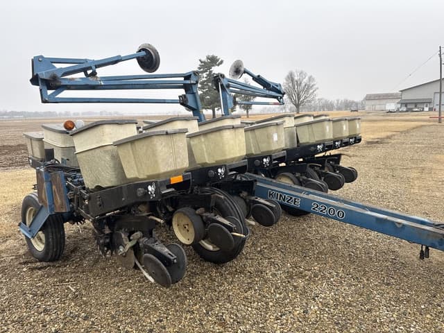 Image of Kinze 2200 equipment image 2