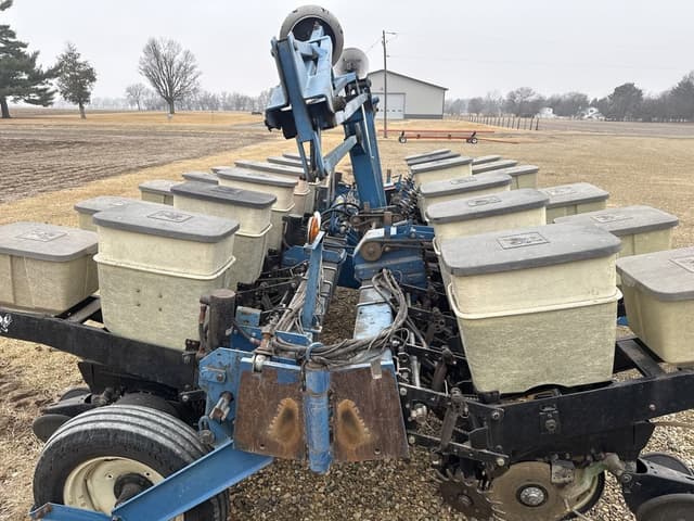 Image of Kinze 2200 equipment image 3