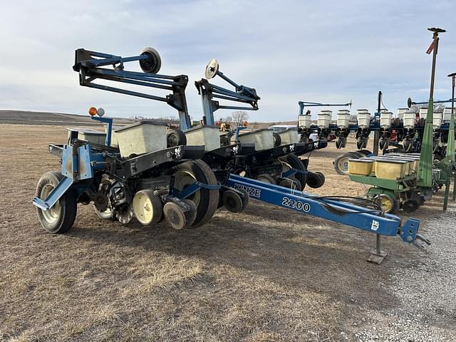 Image of Kinze 2200 equipment image 4