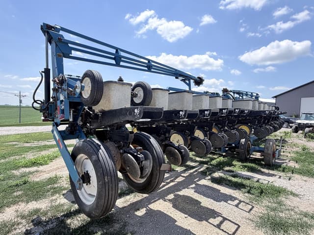 Image of Kinze 2300 equipment image 4
