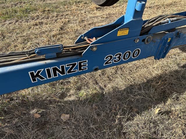 Image of Kinze 2300 equipment image 4