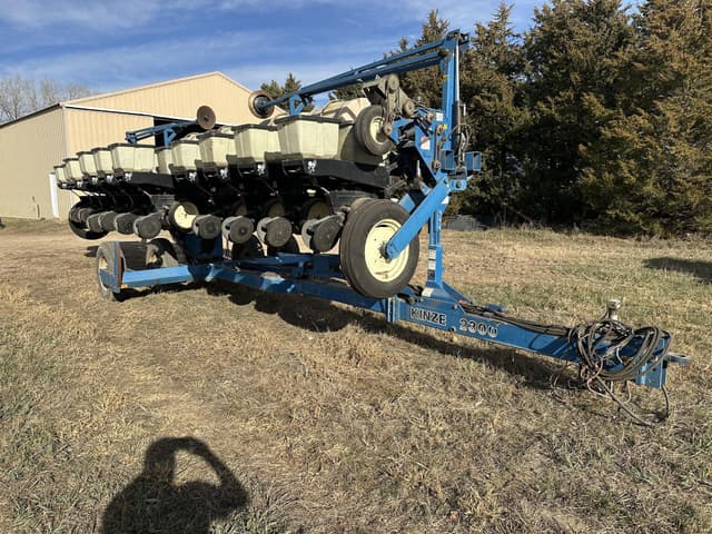 Image of Kinze 2300 equipment image 1