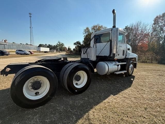 Image of Mack CH613 equipment image 3