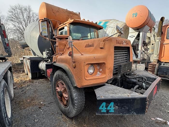 1992 Mack DM690S Equipment Image0