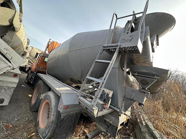 Image of Mack DM690S equipment image 3