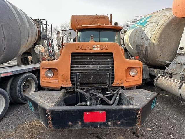 Image of Mack DM690S equipment image 1