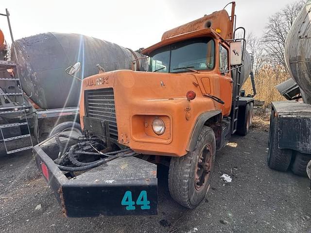 Image of Mack DM690S equipment image 2