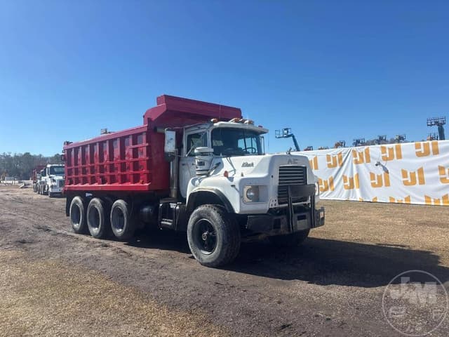 Image of Mack DM690S equipment image 2