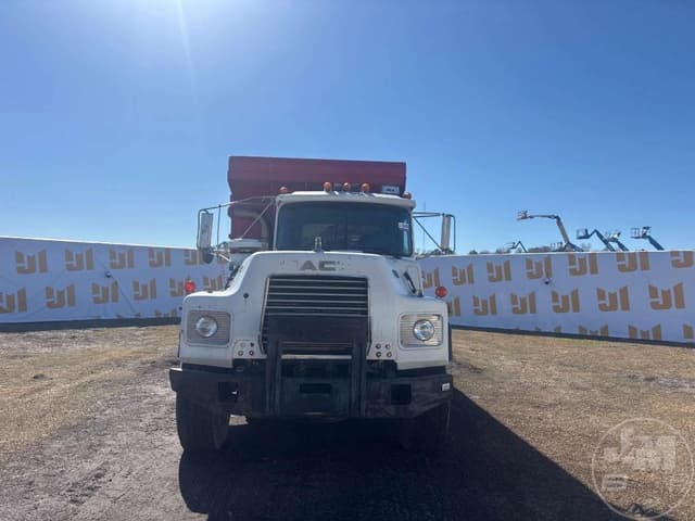 Image of Mack DM690S equipment image 1