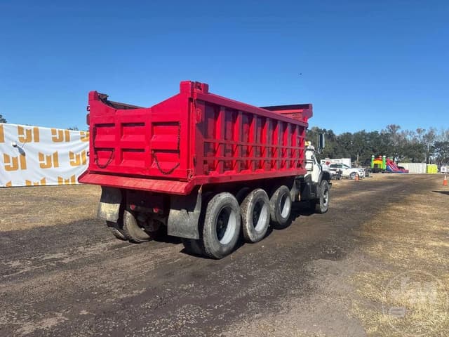 Image of Mack DM690S equipment image 4