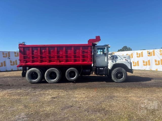 Image of Mack DM690S equipment image 3