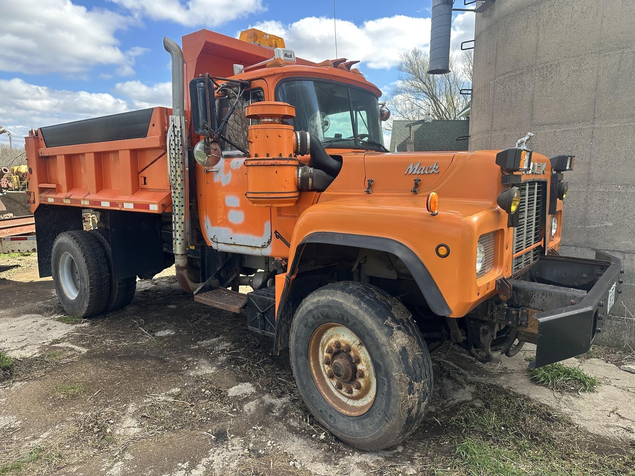 1992 Mack RD688P Equipment Image0