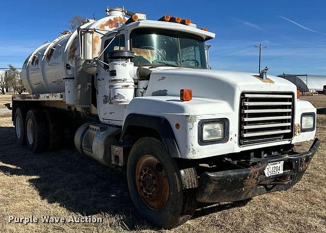 Image of Mack RD688S equipment image 2