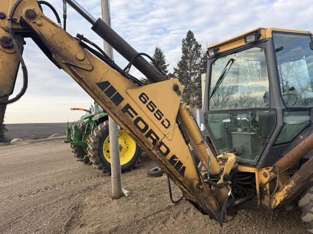 Image of New Holland 655D equipment image 3