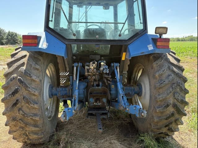 Image of New Holland 8340 equipment image 3
