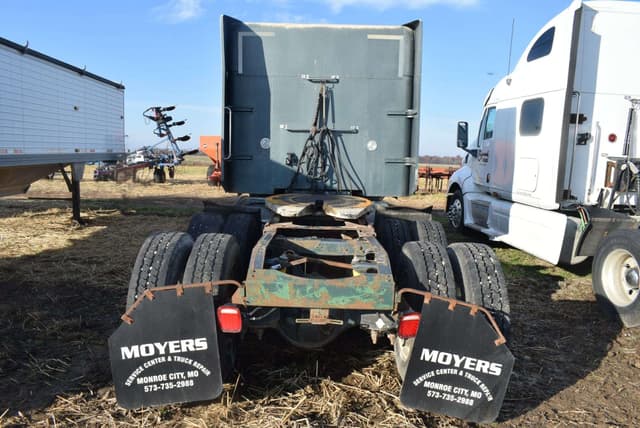 Image of Peterbilt 377 equipment image 2