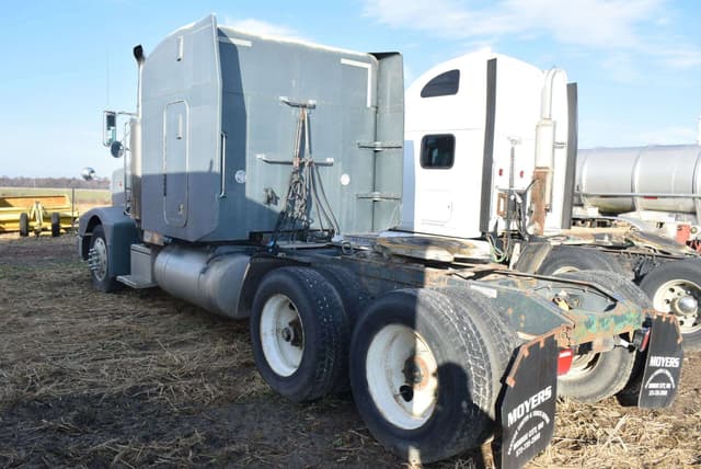 Image of Peterbilt 377 equipment image 1