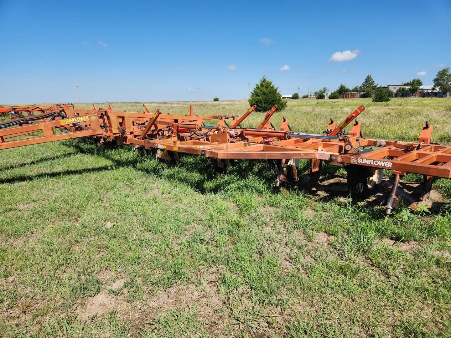 1992 Sunflower 3692-45 Equipment Image0