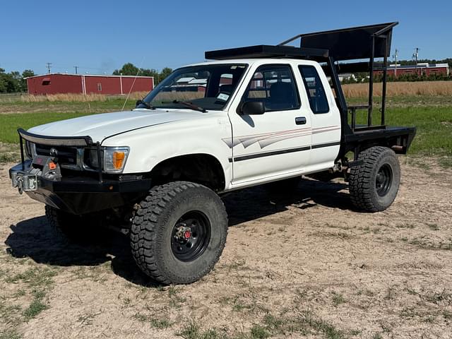 Image of Toyota Tacoma equipment image 1