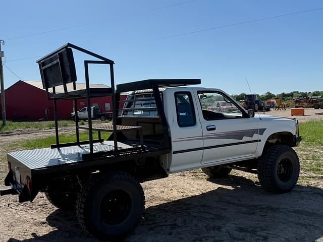 Image of Toyota Tacoma equipment image 4