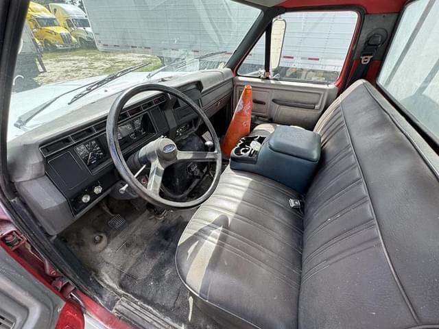 Image of Ford F-800 equipment image 4