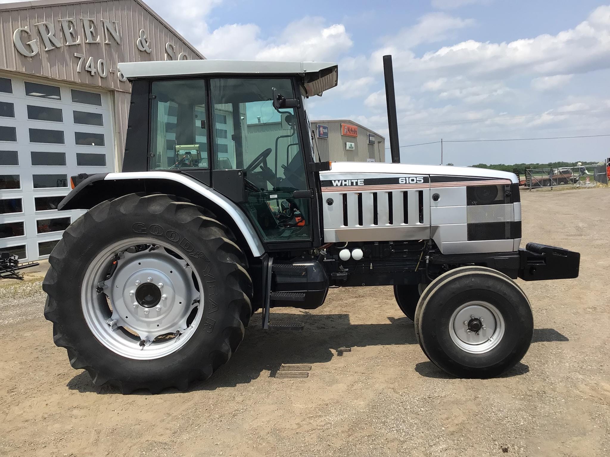 1992 White 6105 Equipment Image0