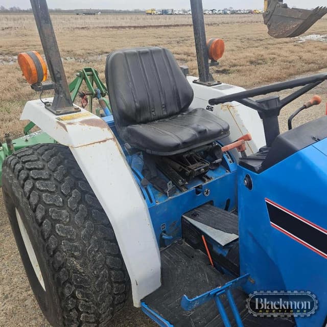 Image of Ford 1320 equipment image 1