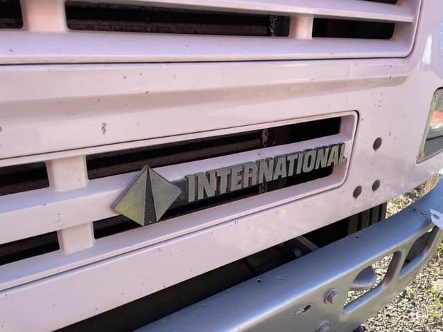 Image of International 8100 equipment image 4