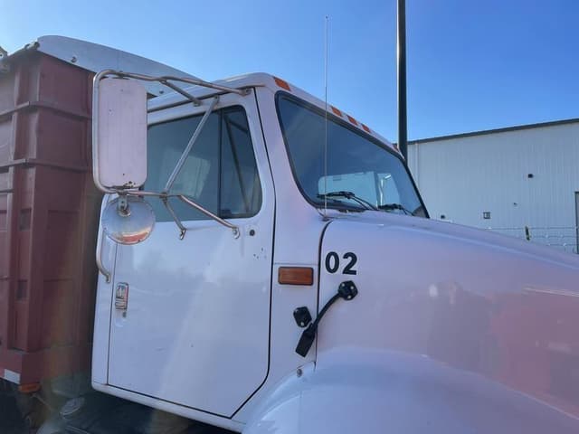 Image of International 8100 equipment image 2