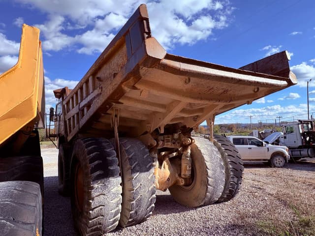 Image of Caterpillar 773B equipment image 1