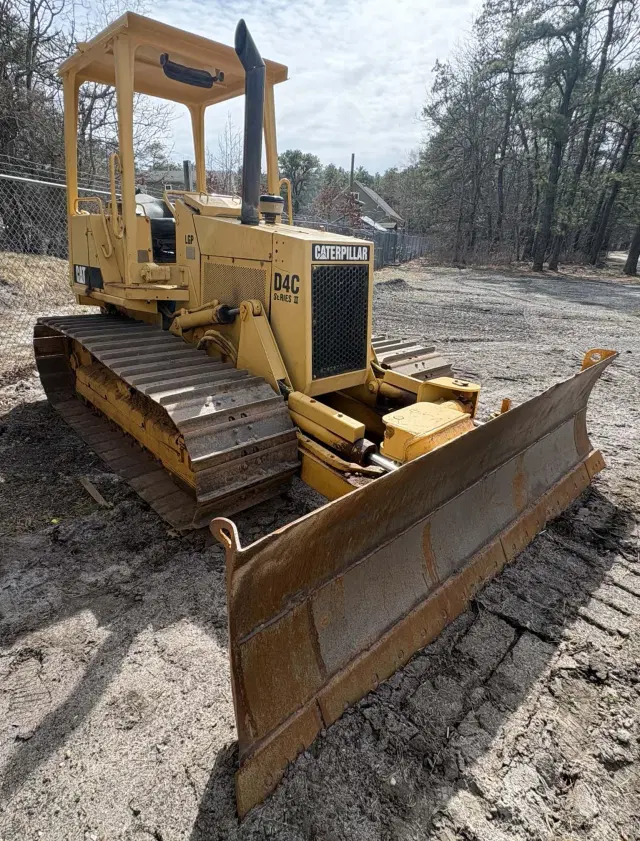 Image of Caterpillar D4C equipment image 4