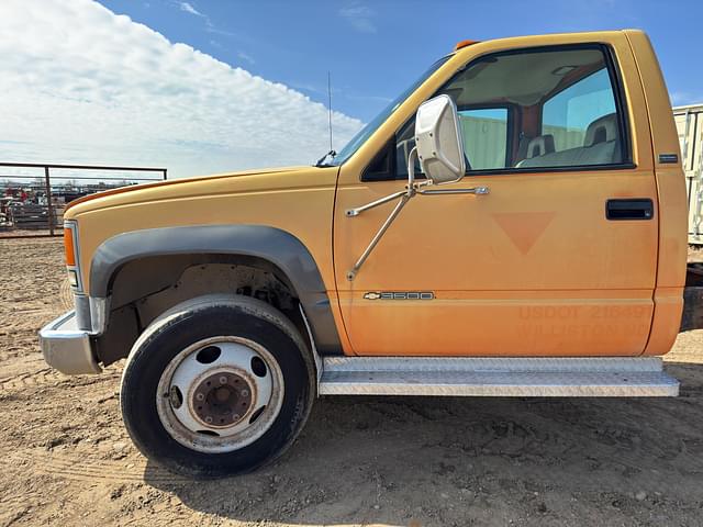 Image of Chevrolet 3500HD equipment image 2