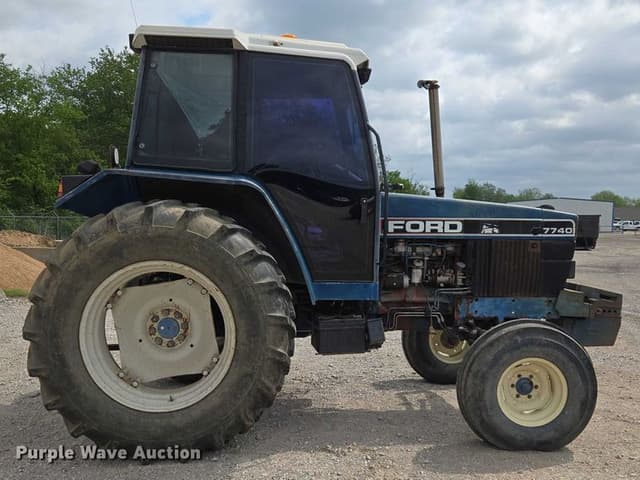Image of Ford 7740 equipment image 3