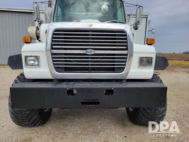 Image of Ford 8000 equipment image 3