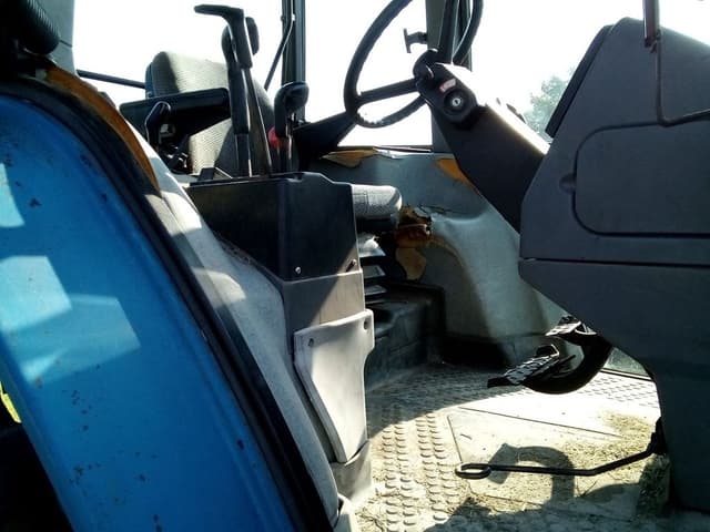 Image of Ford 8340 equipment image 4