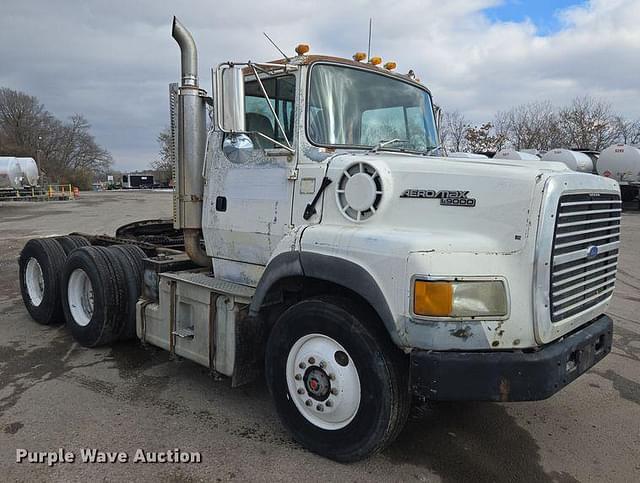 Image of Ford L9000 equipment image 2