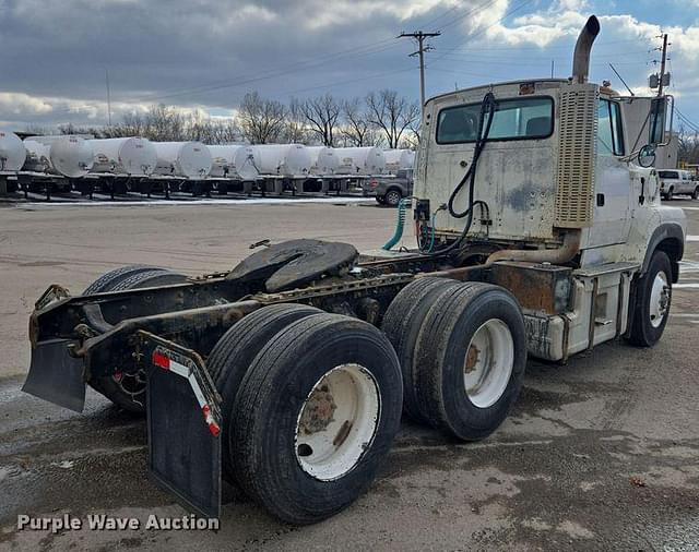 Image of Ford L9000 equipment image 4