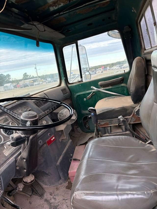 Image of Ford L9000 equipment image 2