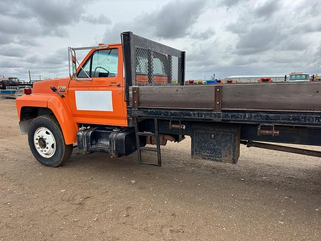 Image of Ford F-700 equipment image 2