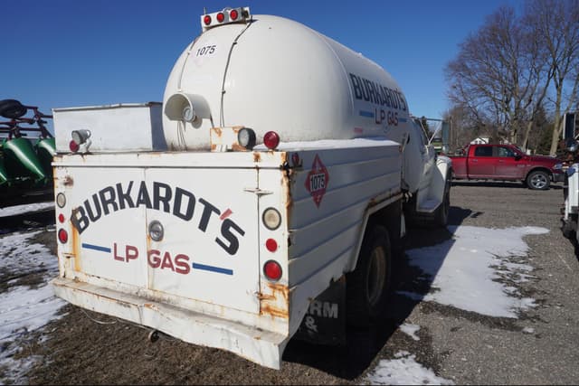 Image of Ford F-700 equipment image 3