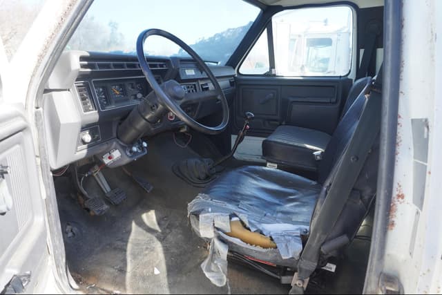 Image of Ford F-700 equipment image 4