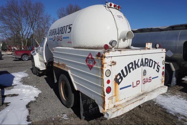 Image of Ford F-700 equipment image 2
