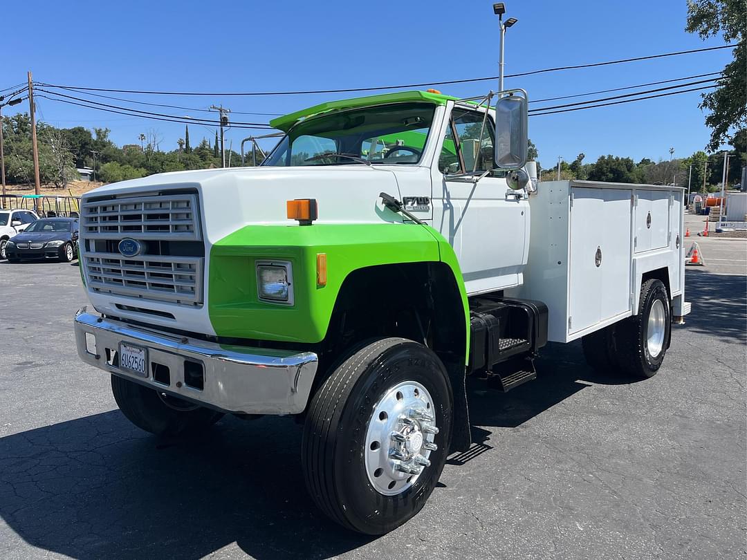Image of Ford F-700 Primary image