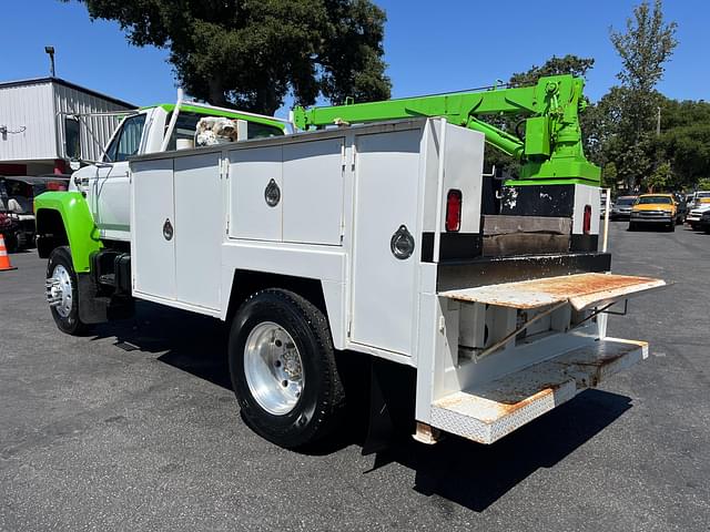 Image of Ford F-700 equipment image 3