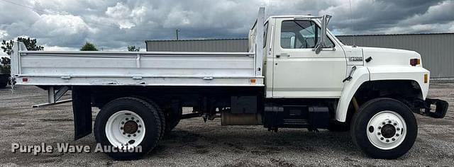 Image of Ford F700 equipment image 3