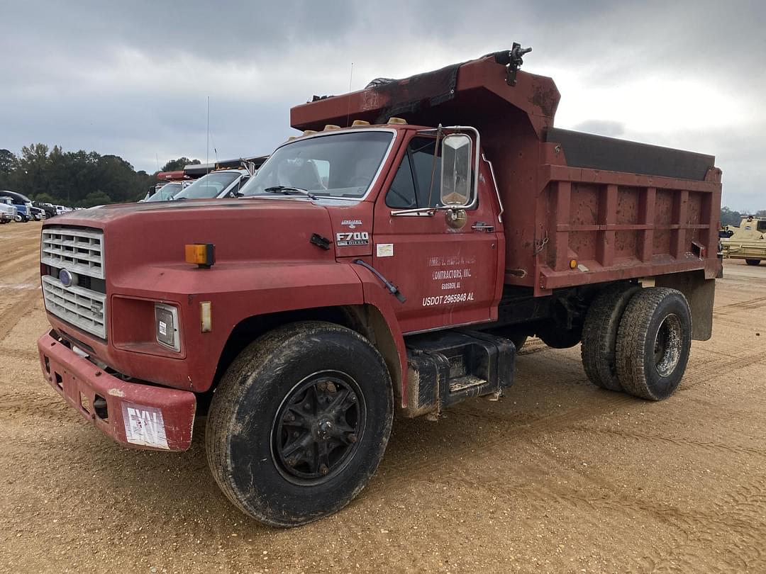 Image of Ford F-700 Primary image