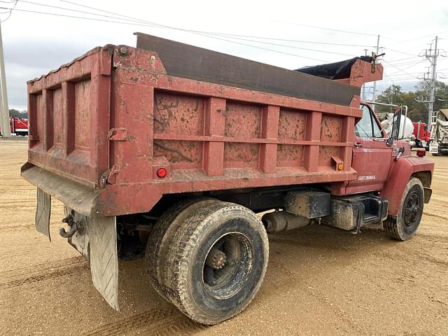 Image of Ford F-700 equipment image 2