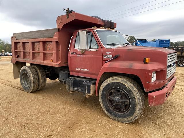 Image of Ford F-700 equipment image 3