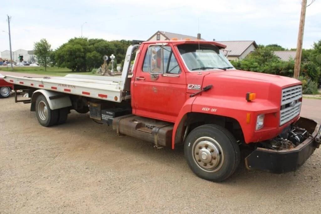 Image of Ford F-700 Primary image